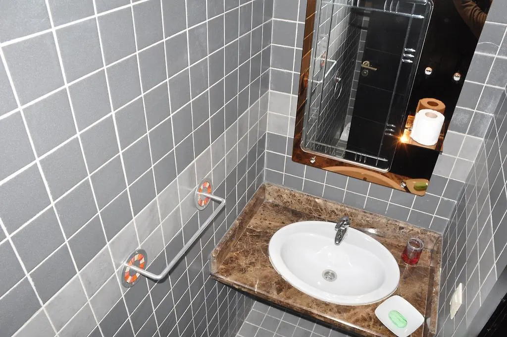 Val Fleuri Apartment With Balcony, الدار البيضاء